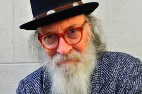 Antonio Gil, escritor: “Chile está envenenado de adrenalina y cortisol”