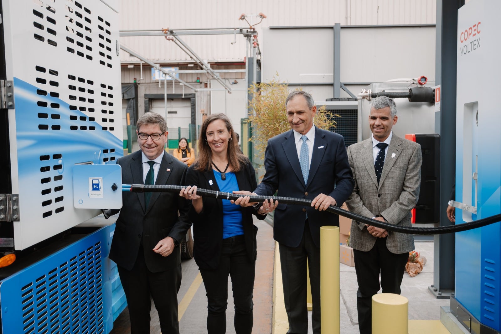 Walmart Chile y Copec inauguran primera hidrolinera para camiones de alto tonelaje