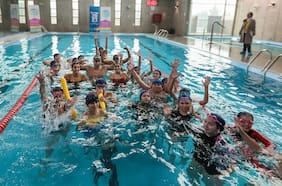 Representantes del Team Chile de natación y para natación mostraron sus habilidades a niños en La Pintana