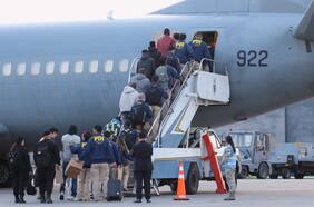 FACH realizó vuelo de 29 migrantes expulsados con destino a Colombia, Republica Dominicana y Ecuador