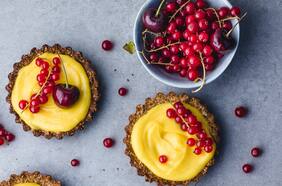 Tarta con crema pastelera y frutos rojos