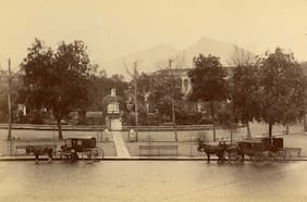 Estaban en un álbum familiar desde 1888: las inéditas fotos de la Plaza de Armas de Santiago
