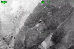 El dramático registro del rescate de un excursionista al borde de un acantilado en EE.UU.