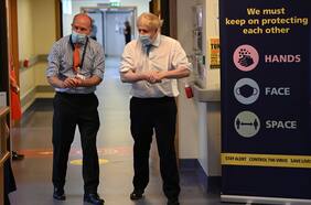 Gobierno británico niega “graves acusaciones” sobre su respuesta al Covid-19