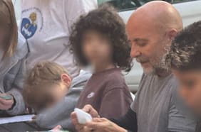 ¿Le faltará la de Lionel Messi? Pillan a Jorge Sampaoli intercambiando láminas del álbum del Mundial en Río de Janeiro