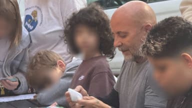 ¿Le faltará la de Lionel Messi? Pillan a Jorge Sampaoli intercambiando láminas del álbum del Mundial en Río de Janeiro