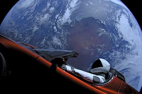 Astrónomos anunciaron el hallazgo de un asteroide cerca de la Tierra, pero era un auto Tesla que Elon Musk lanzó al espacio