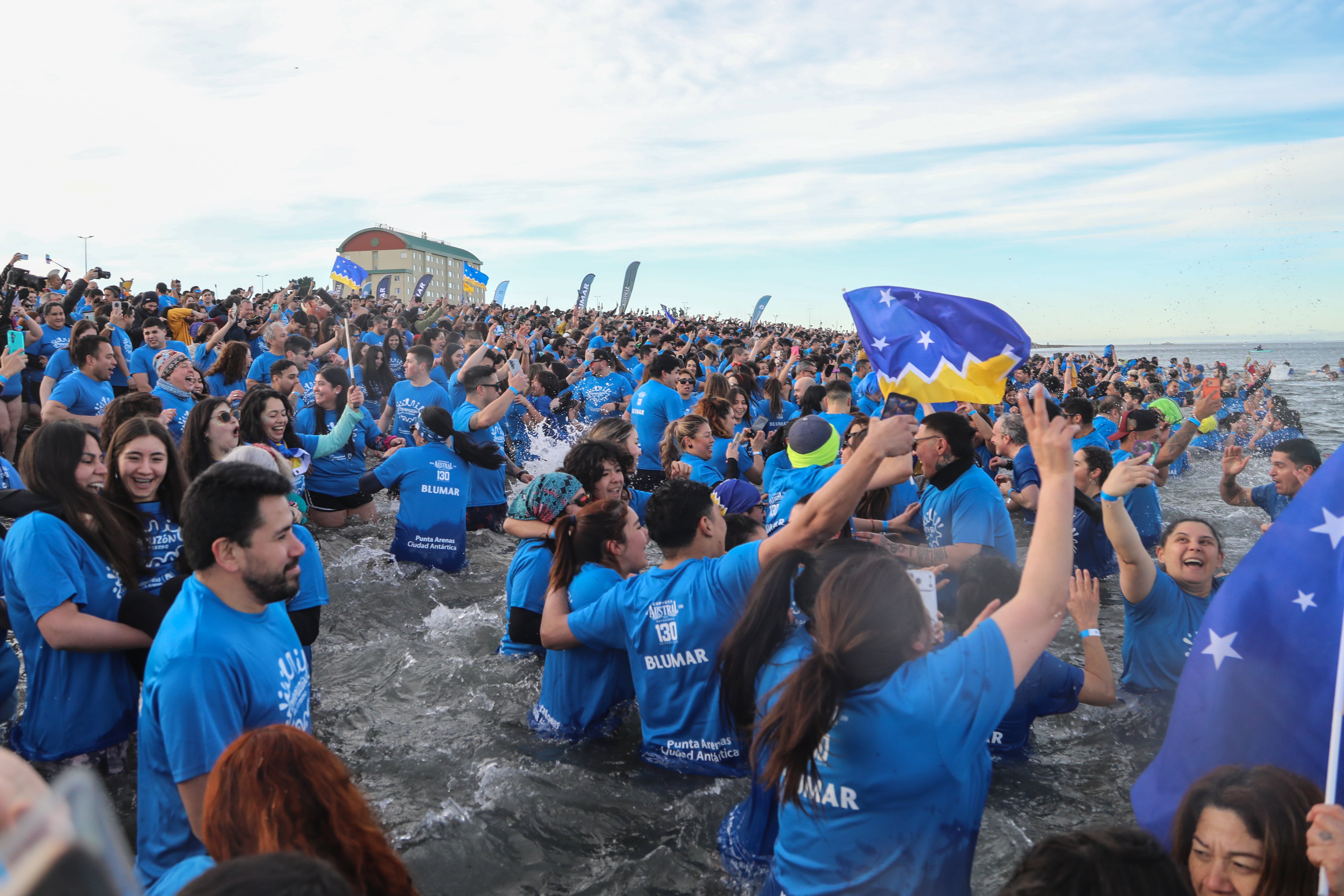 El clásico "Chapuzón del Estrecho" de Punta Arenas contó con la participación de 7.500 personas