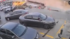 Captan el momento exacto en que un socavón se “traga” una gasolinera en segundos