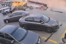 Captan el momento exacto en que un socavón se “traga” una gasolinera en segundos