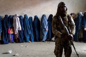 Vetadas de visitar parques y de viajar a estudiar a Dubái: mujeres afganas registran altas tasas de suicidio en el Afganistán de los talibanes