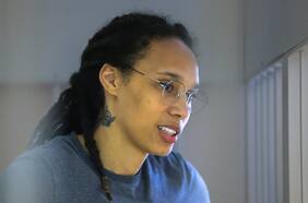 Justicia de Rusia sentencia a basquetbolista estadounidense Brittney Griner a nueve años de prisión