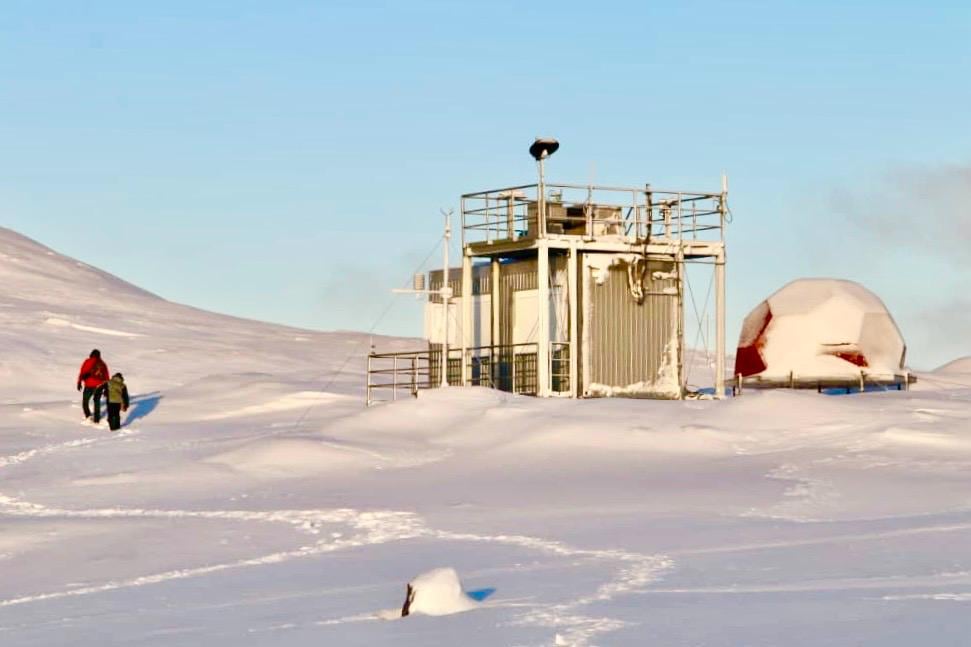 Imagen de un centro de monitoreo climático en la Antártica. La antena negra en la parte alta es un radar meteorológico.