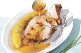 Filete de cerdo glaseado en salsa de maracuyá y jengibre con puré de camote con cúrcuma