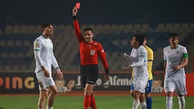 La confusión del árbitro Matías Assadi al momento de expulsar a un jugador de Audax Italiano ante la U. de Concepción