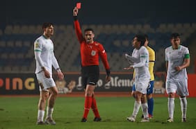 La confusión del árbitro Matías Assadi al momento de expulsar a un jugador de Audax Italiano ante la U. de Concepción
