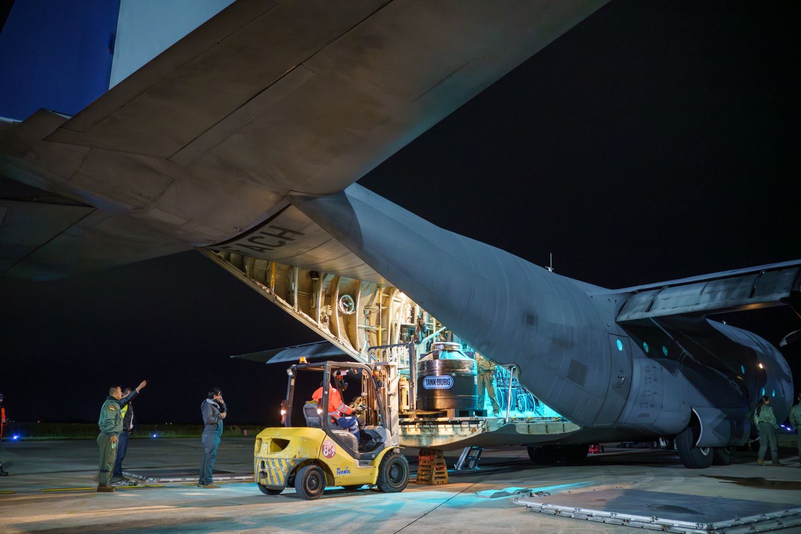 FACH mantiene puente aéreo humanitario en Bolivia con traslado de 10 toneladas de alimentos a La Paz