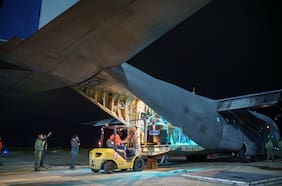 FACH mantiene puente aéreo humanitario en Bolivia con traslado de 10 toneladas de alimentos a La Paz
