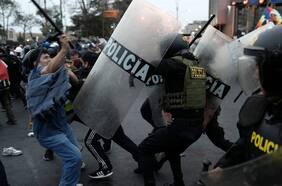 Perú: Manifestantes y policías se enfrentan en protestas contra Presidenta Boluarte y el Congreso