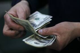 La caída del dólar se desvance por completo y cierra con fuerte alza otra volátil sesión