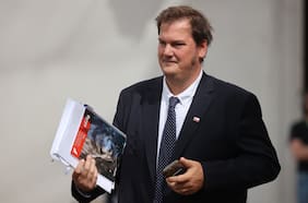 La ofensiva de la oposición contra el encargado de la Secom de Kast y su vínculo con Cerimedo