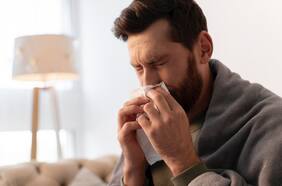 Hombre se perforó la garganta por reprimir un estornudo