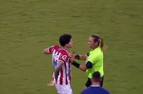 Escándalo en el fútbol brasileño: un futbolista estuvo a punto de golpear a una árbitra tras ser expulsado