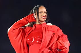 “Una celebración de su carrera pop”: Rihanna solo recibe elogios por su show en el Super Bowl