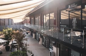 La brecha de los strip centers en la capital: Puente Alto tiene 26 veces menos mt2 por habitante que Lo Barnechea