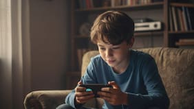 “El cerebro de nuestros niños no están a la venta”: Francia se suma a la prohibición de redes sociales para menores