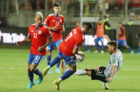 Machete pone las fichas en su pizarra: el once que prepara la Roja para sorprender a Brasil en el Maracaná