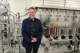 Alejandro Weinstein se asocia a Leonidas Vial y empresario argentino para tomar el control de laboratorio colombiano