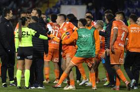 Cobreloa es un polvorín: revelan imágenes de jugadores enfrentándose con hinchas tras caída ante Ñublense