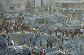 Denuncian que ataque aéreo israelí mató al menos a 100 personas en el campo de refugiados de Gaza