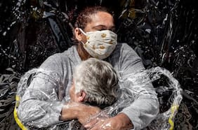 “El primer abrazo”: Pandemia marca la imagen ganadora de World Press Photo