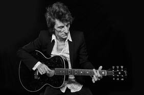 Ronnie Wood: el hombre de The Rolling Stones festeja 60 años de carrera con disco