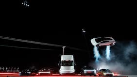 Tesla sube en bolsa tras presentar el nuevo Roadster, un auto que literalmente acelera como un cohete y puede volar