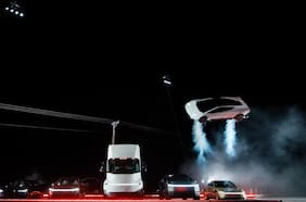 Tesla sube en bolsa tras presentar el nuevo Roadster, un auto que literalmente acelera como un cohete y puede volar