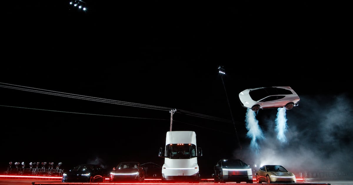 Tesla sube en bolsa tras presentar el nuevo Roadster, un auto que literalmente acelera como un cohete y puede volar - La Tercera