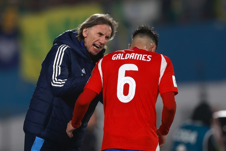Ricardo Gareca challenges Thomas Galdames.