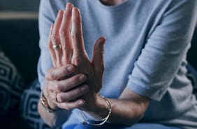 Por qué el dolor de la artritis reumatoide persiste pese a conseguir bajar la inflamación, según estudios