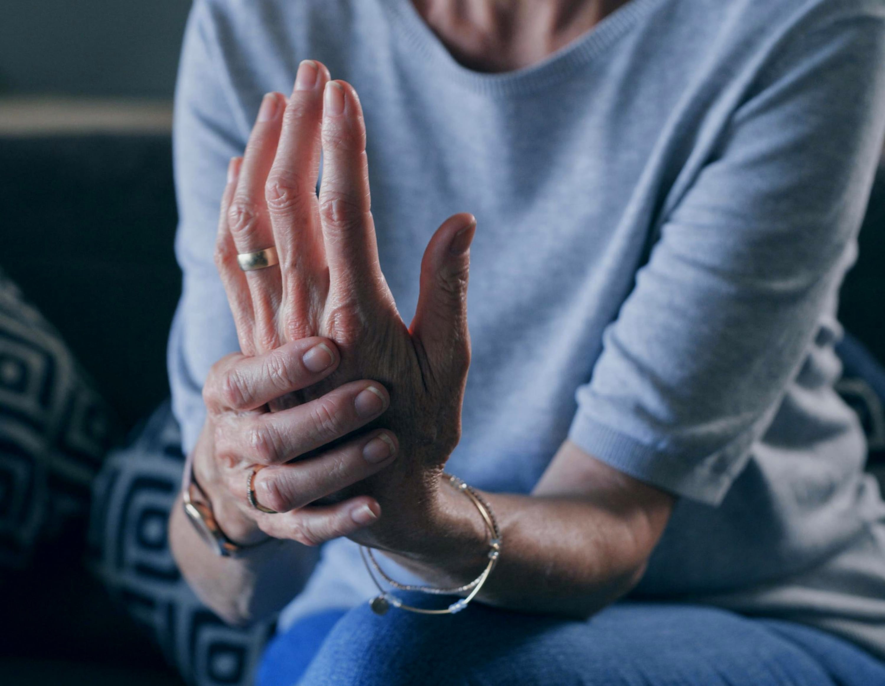 Por qué el dolor de la artritis reumatoide persiste pese a conseguir bajar la inflamación, según estudios