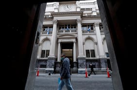 El banco central de Argentina decide mantener los tipos de interés en el 118%, pese a la elevada inflación