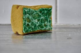 Tu esponja para lavar platos seguro está tan sucia como tu WC: así debes limpiarla