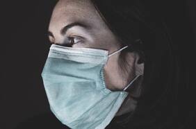 ¿Será verdad? Dos de cada tres chilenos asegura cumplir cuarentenas y casi la mitad dice no haber salido de su casa en las últimas semanas