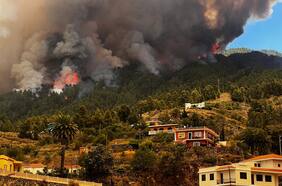 Más de dos mil personas son evacuadas por incendio forestal fuera de control en islas Canarias de España