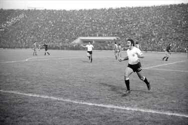 Carlos Caszely, en un festejo.