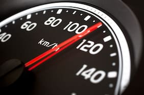 ¿Por qué el velocímetro del auto marca una velocidad distinta a la de Waze o Google Maps?