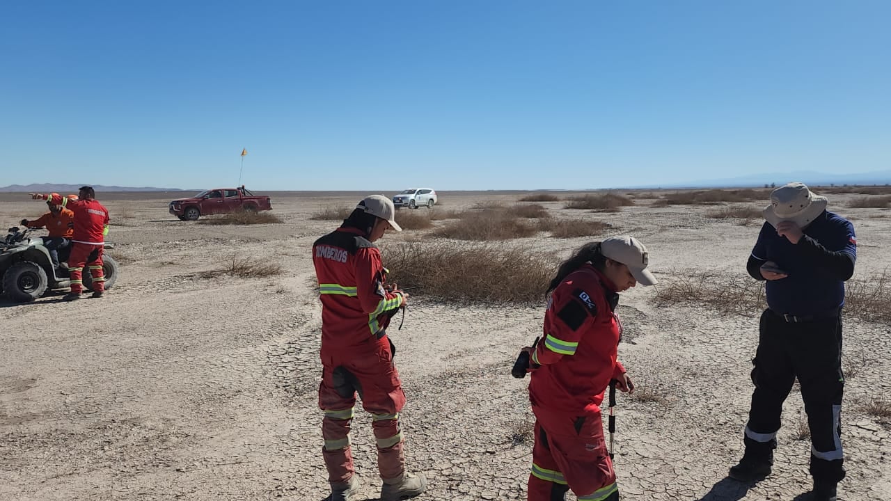 Bomberos de Arica, Pozo Almonte, Huara y Pica participaron de la búsqueda de Rodríguez. Lograron hallar las pertenencias de la mujer al segundo día de búsqueda. Foto: Bomberos