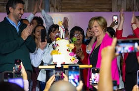 Evelyn Matthei festeja su cumpleaños con adherentes en Colina y pide “de regalo” una coalición amplia: “Desde la derecha hasta la centroizquierda”